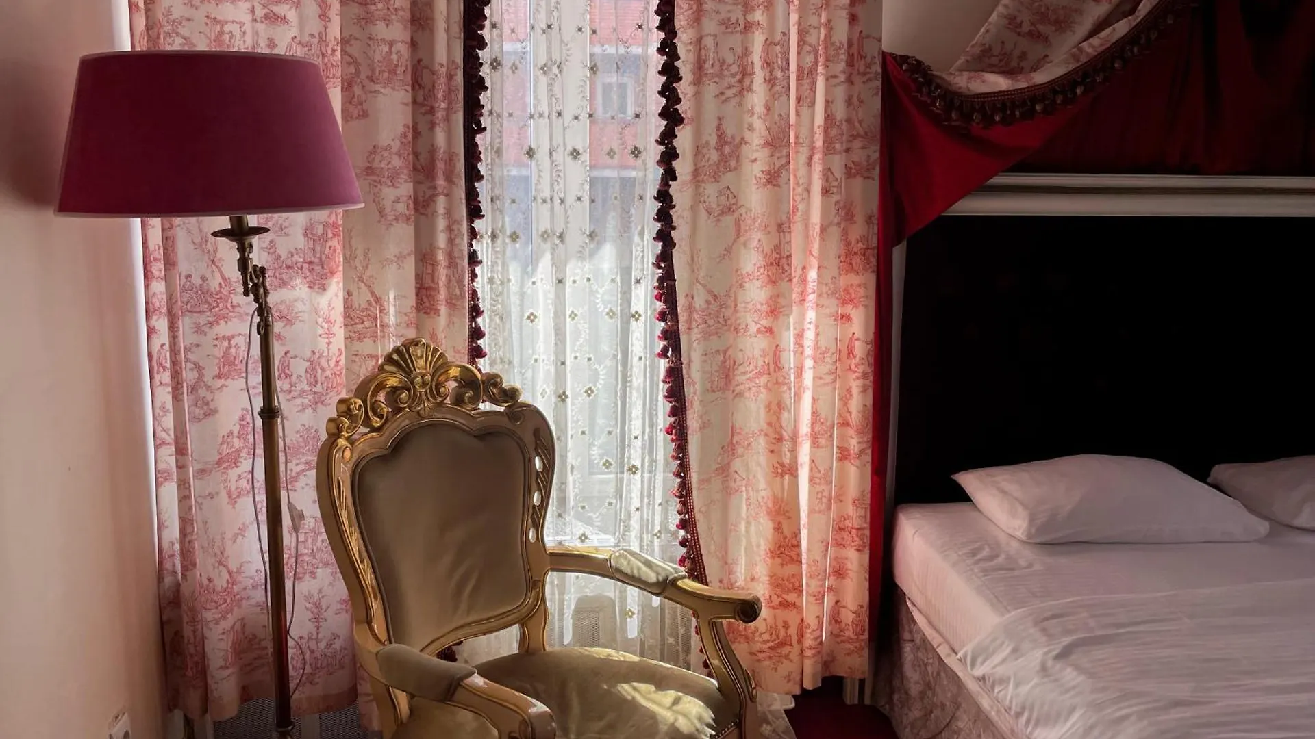 Royal City Hotel Kyiv 4*,