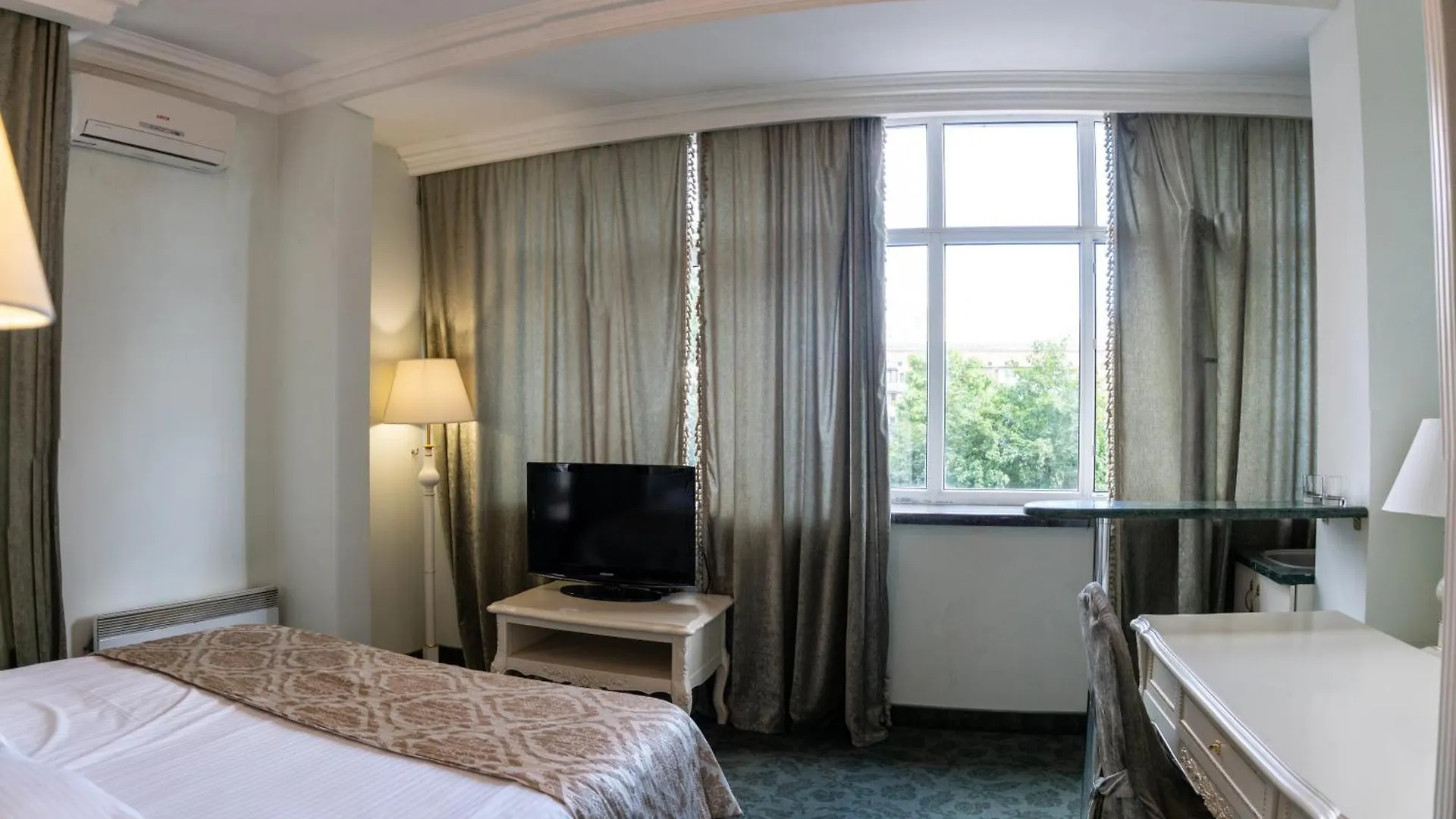 Royal City Hotel Kyiv 4*,