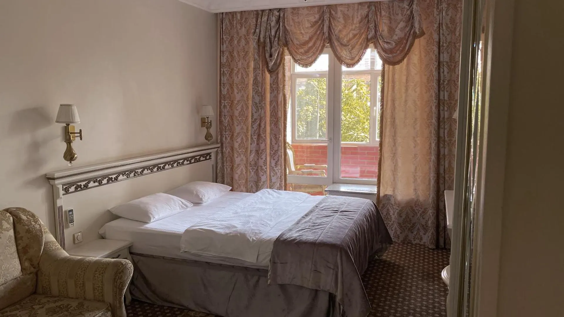 Royal City Hotel Kyiv 4*,